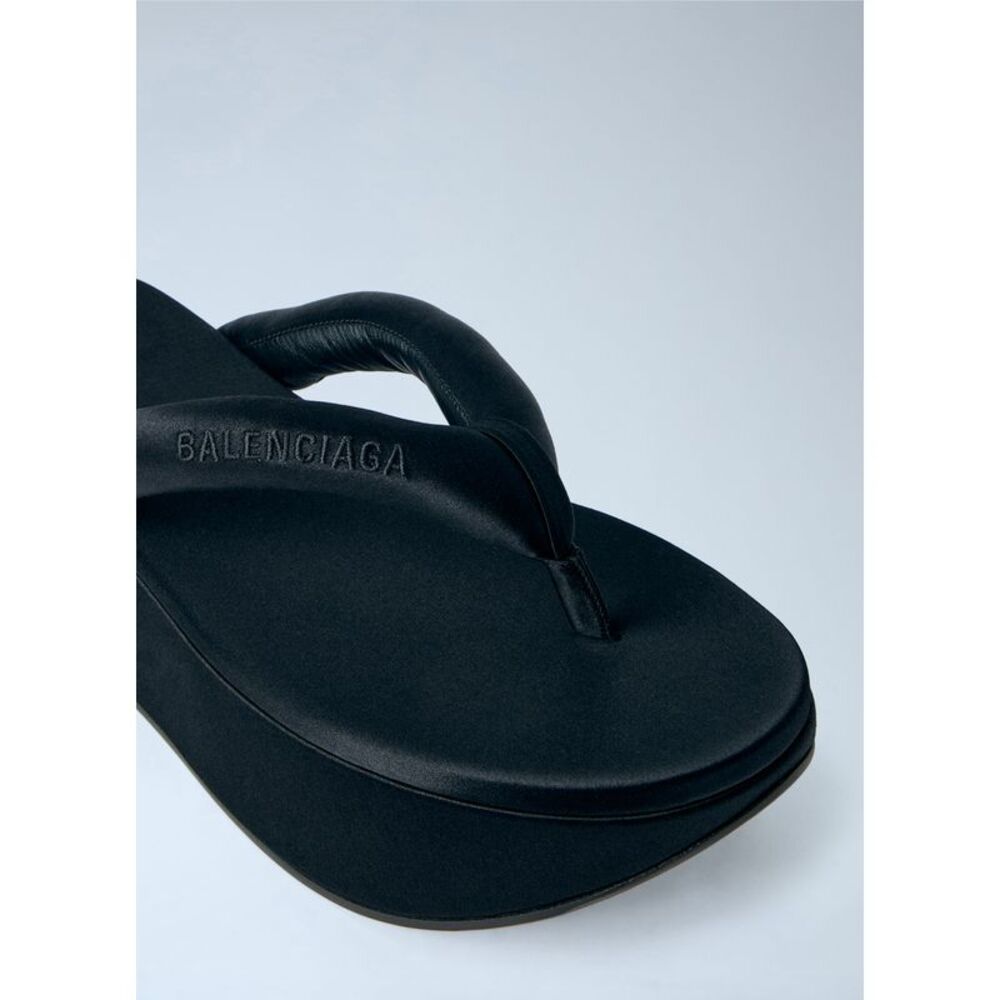 Balenciaga Women Gaeta Thong Sandals - Picture 3 of 6